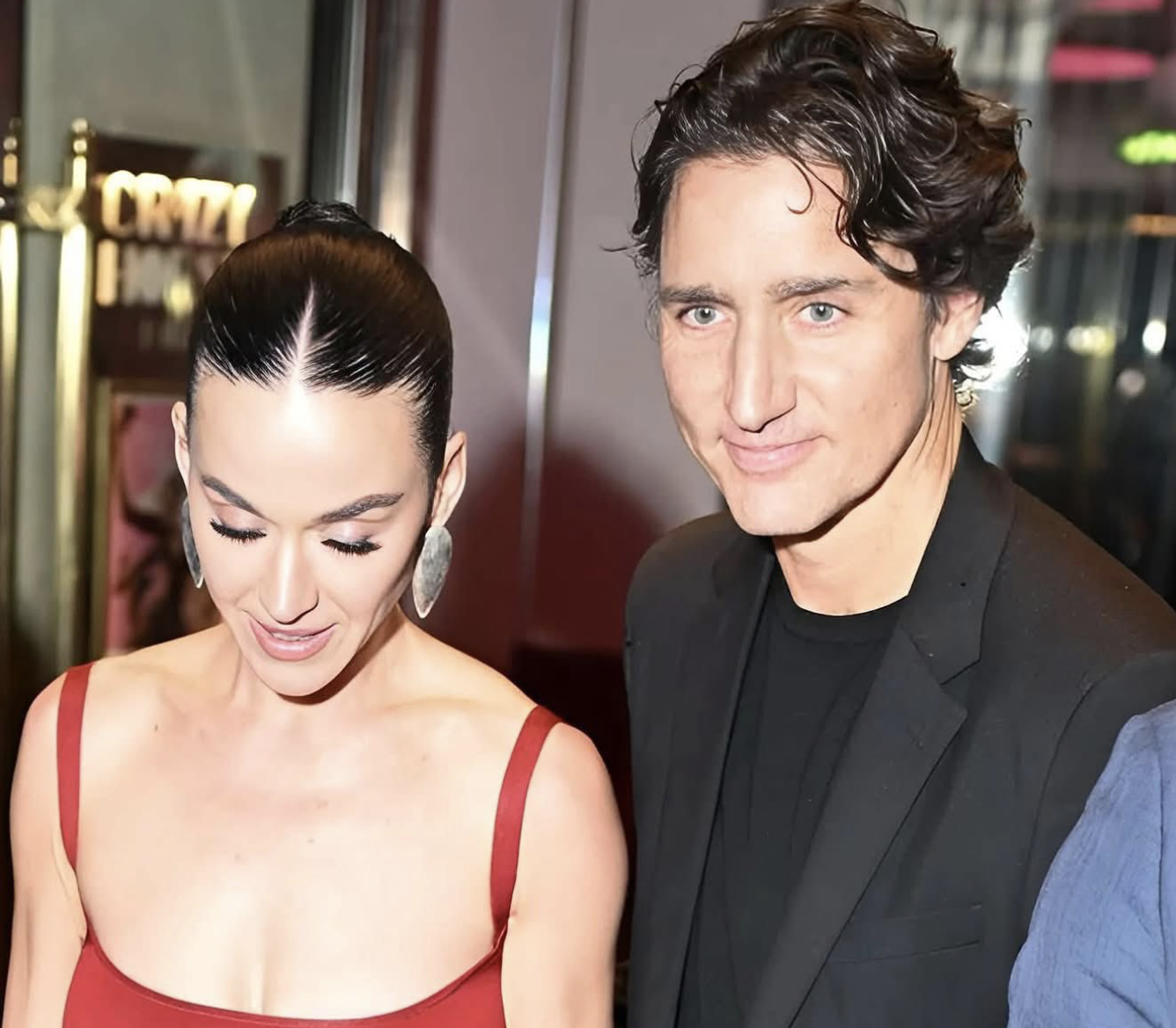 Capture decran le 2025 12 05 a 10.17.35 Justin Trudeau et Katy Perry: la premi&egrave;re photo officielle devant le sapin de No&euml;l fait jaser