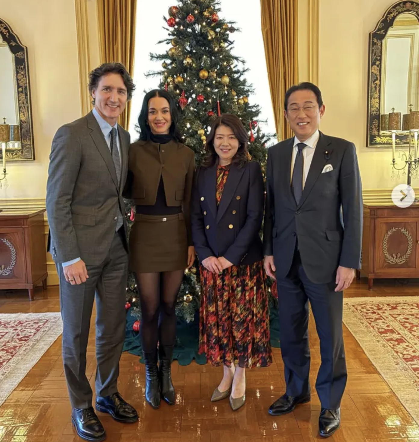 Capture decran le 2025 12 05 a 10.50.44 Justin Trudeau et Katy Perry: la premi&egrave;re photo officielle devant le sapin de No&euml;l fait jaser