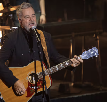 Sylvain Cossette révèle une photo d’enfance effrayante et ça vous sortira de l’esprit des Fêtes 2 Sylvain Cossette révèle une photo d’enfance effrayante et ça vous sortira de l’esprit des Fêtes Capture decran le 2025 12 05 a 15.53.12 Sylvain Cossette révèle une photo d’enfance effrayante et ça vous sortira de l’esprit des Fêtes