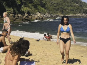 Capture decran le 2025 12 06 a 09.08.58 Choc sur la Toile : Val&eacute;rie Plante Ose le Maillot et Surprend Tout le Monde !