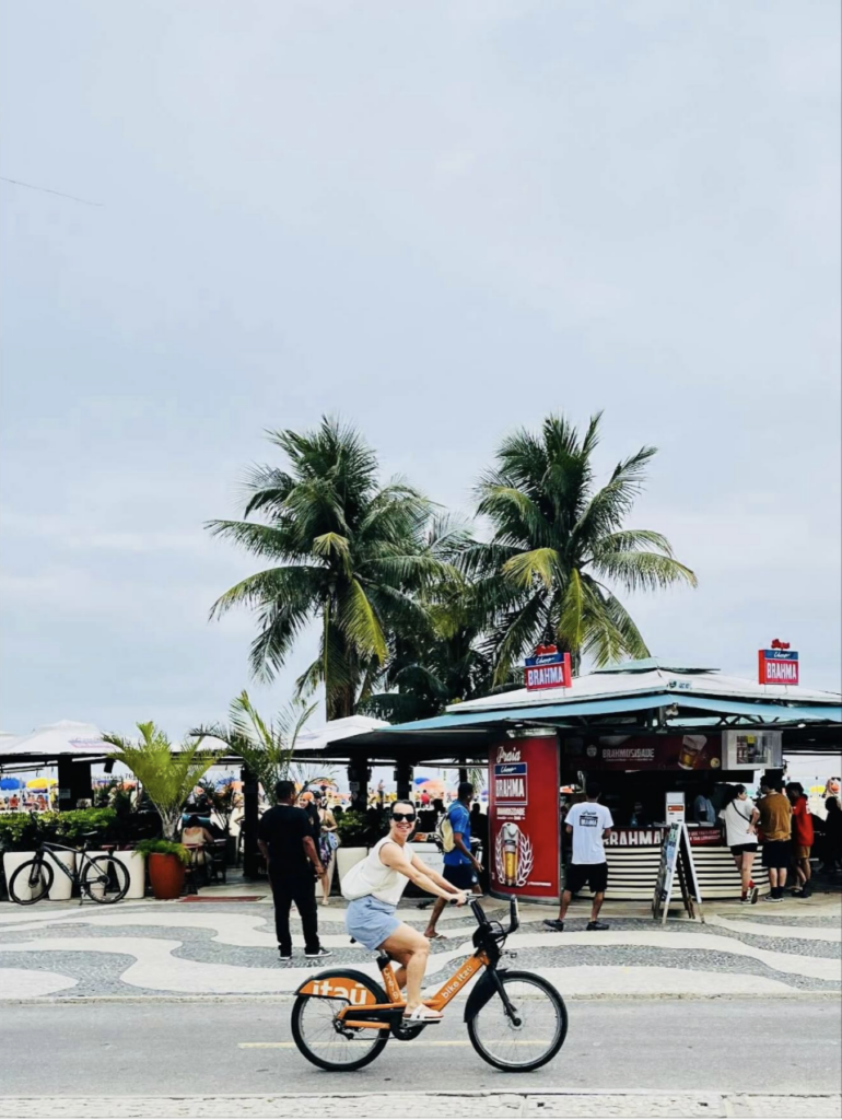 Capture decran le 2025 12 08 a 01.16.48 De l'h&ocirc;tel de ville aux horizons lointains : Val&eacute;rie Plante partage sa m&eacute;tamorphose en 12 photos