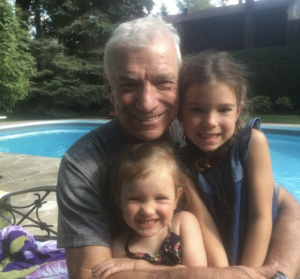 Guy Mongrain : Trois fois grand-papa, et l'incroyable secret de son éternelle jeunesse! 3 Guy Mongrain : Trois fois grand-papa, et l'incroyable secret de son éternelle jeunesse! Capture decran le 2025 12 08 a 01.51.39 Guy Mongrain : Trois fois grand-papa, et l'incroyable secret de son éternelle jeunesse!