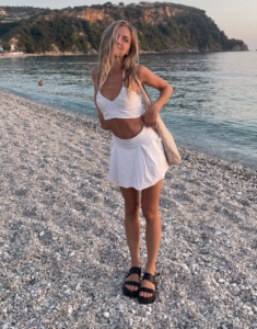 Capture decran le 2025 12 08 a 23.02.53 Les Photos de Ludivine Reding en Bikini : Un Rayon de Soleil en Plein ...voir plus