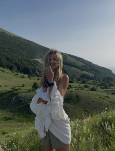 Capture decran le 2025 12 08 a 23.03.53 Les Photos de Ludivine Reding en Bikini : Un Rayon de Soleil en Plein ...voir plus