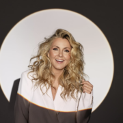 Capture decran le 2025 12 09 a 18.30.11 À l’étranger, Véronique Cloutier souligne ses 51 ans — et les images sont...