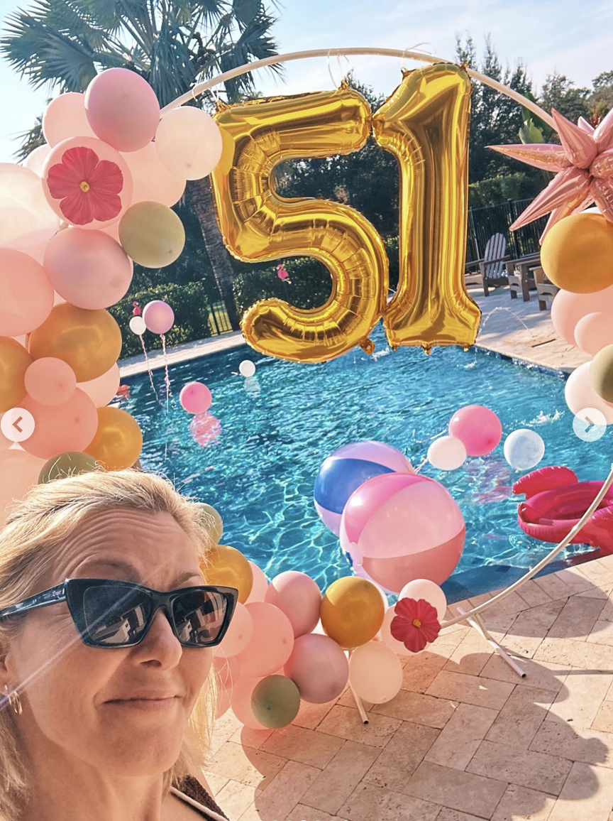 Capture decran le 2025 12 09 a 19.37.31 À l’étranger, Véronique Cloutier souligne ses 51 ans — et les images sont...