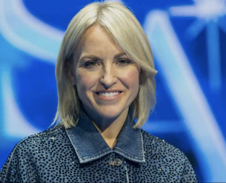 Capture decran le 2025 12 09 a 20.13.12 D&eacute;couvrez le Look Scintillant d'&Eacute;mily B&eacute;gin qui enflamme la saison des F&ecirc;tes !