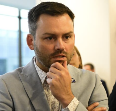 Le Québec en deuil : l'icône du photojournalisme Jacques Nadeau s'éteint 2 Le Québec en deuil : l'icône du photojournalisme Jacques Nadeau s'éteint Capture decran le 2025 12 10 a 17.13.15 Le Québec en deuil : l'icône du photojournalisme Jacques Nadeau s'éteint