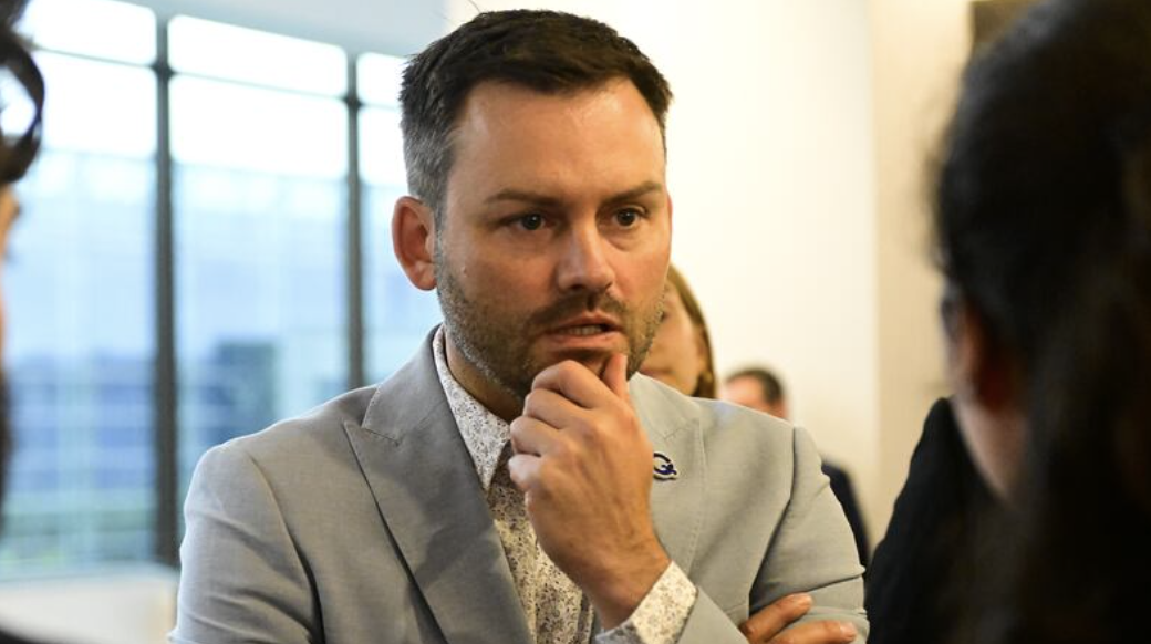 Le Québec en deuil : l'icône du photojournalisme Jacques Nadeau s'éteint 1 Le Québec en deuil : l'icône du photojournalisme Jacques Nadeau s'éteint Capture decran le 2025 12 10 a 17.13.15 Le Québec en deuil : l'icône du photojournalisme Jacques Nadeau s'éteint