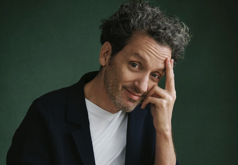 « André Sauvé dévoile enfin l'homme de l'ombre qui éclaire sa vie depuis 10 ans ! » 1 « André Sauvé dévoile enfin l'homme de l'ombre qui éclaire sa vie depuis 10 ans ! » Capture decran le 2025 12 12 a 18.44.14 « André Sauvé dévoile enfin l'homme de l'ombre qui éclaire sa vie depuis 10 ans ! »