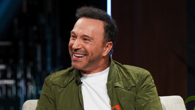 Joël Legendre surprend ses fans en révélant avoir été en couple avec deux comédiennes adorées du public québécois 1 Joël Legendre surprend ses fans en révélant avoir été en couple avec deux comédiennes adorées du public québécois Capture decran le 2025 12 15 a 01.53.28 Joël Legendre surprend ses fans en révélant avoir été en couple avec deux comédiennes adorées du public québécois