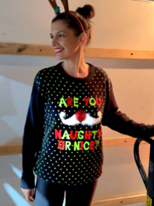 Le chandail de Noël inattendu de Geneviève Guilbault fait beaucoup jaser… et pas pour les bonnes raisons 2 Le chandail de Noël inattendu de Geneviève Guilbault fait beaucoup jaser… et pas pour les bonnes raisons Capture decran le 2025 12 15 a 03.48.39 Le chandail de Noël inattendu de Geneviève Guilbault fait beaucoup jaser… et pas pour les bonnes raisons