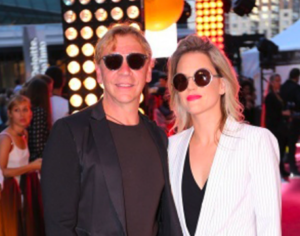 Marc Labrèche en amour : Voici les(20) photosde sa fiancée et lui, déguisé en femme, qui font réagir 10 Marc Labrèche en amour : Voici les(20) photosde sa fiancée et lui, déguisé en femme, qui font réagir Capture decran le 2025 12 16 a 00.18.54 Marc Labrèche en amour : Voici les(20) photosde sa fiancée et lui, déguisé en femme, qui font réagir