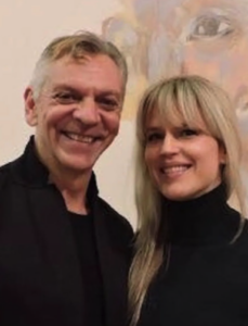 Marc Labrèche en amour : Voici les(20) photosde sa fiancée et lui, déguisé en femme, qui font réagir 12 Marc Labrèche en amour : Voici les(20) photosde sa fiancée et lui, déguisé en femme, qui font réagir Capture decran le 2025 12 16 a 00.21.15 Marc Labrèche en amour : Voici les(20) photosde sa fiancée et lui, déguisé en femme, qui font réagir