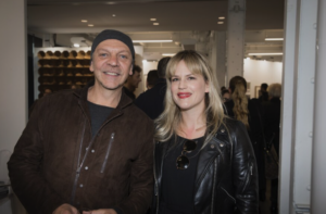 Marc Labrèche en amour : Voici les(20) photosde sa fiancée et lui, déguisé en femme, qui font réagir 14 Marc Labrèche en amour : Voici les(20) photosde sa fiancée et lui, déguisé en femme, qui font réagir Capture decran le 2025 12 16 a 00.22.00 Marc Labrèche en amour : Voici les(20) photosde sa fiancée et lui, déguisé en femme, qui font réagir