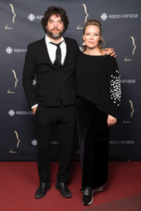 Le conjoint d’Isabelle Blais joue aussi dans STAT : un duo complice à l’écran comme dans la vie 2 Le conjoint d’Isabelle Blais joue aussi dans STAT : un duo complice à l’écran comme dans la vie Capture decran le 2025 12 16 a 01.00.58 Le conjoint d’Isabelle Blais joue aussi dans STAT : un duo complice à l’écran comme dans la vie