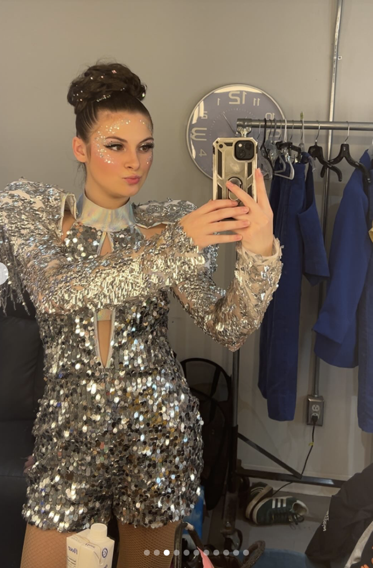 Capture decran le 2025 12 16 a 08.47.07 Les looks du temps des F&ecirc;tes de Mia Tinayre font beaucoup jaser