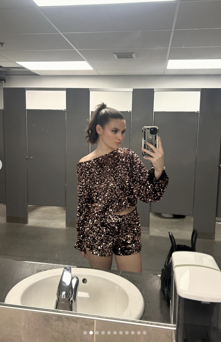 Capture decran le 2025 12 16 a 08.47.16 Les looks du temps des F&ecirc;tes de Mia Tinayre font beaucoup jaser