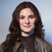 Capture decran le 2025 12 16 a 08.50.20 Les looks du temps des F&ecirc;tes de Mia Tinayre font beaucoup jaser