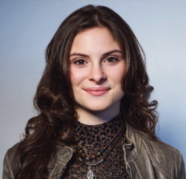 Capture decran le 2025 12 16 a 08.50.20 Les looks du temps des F&ecirc;tes de Mia Tinayre font beaucoup jaser