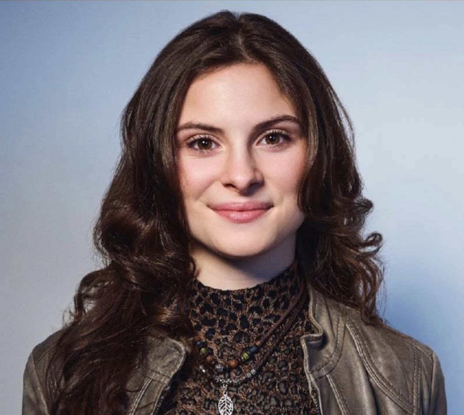 Capture decran le 2025 12 16 a 08.50.20 Les looks du temps des F&ecirc;tes de Mia Tinayre font beaucoup jaser