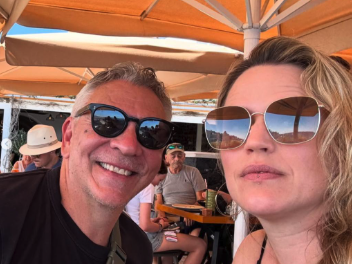 Capture decran le 2025 12 16 a 18.15.01 Marc Labr&egrave;che et sa Fianc&eacute;e : Ces 20 Photos &Eacute;tonnantes qui Font Parler Tout le Monde !