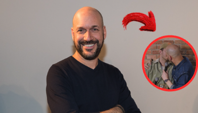 Martin Matte embrasse une autre star en direct et crée l'événement : Le Baiser Choc qui enflamme le Quebec ! 1 Martin Matte embrasse une autre star en direct et crée l'événement : Le Baiser Choc qui enflamme le Quebec ! Capture decran le 2025 12 16 a 23.21.46 Martin Matte embrasse une autre star en direct et crée l'événement : Le Baiser Choc qui enflamme le Quebec !