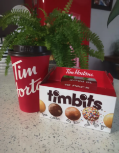 Capture decran le 2025 12 17 a 05.07.29 Tim Hortons surprend tout le monde avec son cadeau des F&ecirc;tes : Les bas qui font parler le pays !