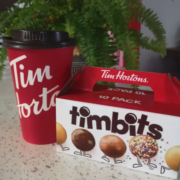 Capture decran le 2025 12 17 a 05.07.29 e1765966270772 Tim Hortons surprend tout le monde avec son cadeau des F&ecirc;tes : Les bas qui font parler le pays !