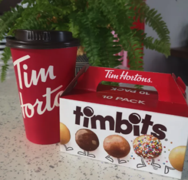 Capture decran le 2025 12 17 a 05.07.29 e1765966270772 Tim Hortons surprend tout le monde avec son cadeau des F&ecirc;tes : Les bas qui font parler le pays !