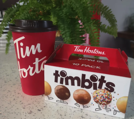 Capture decran le 2025 12 17 a 05.07.29 e1765966270772 Tim Hortons surprend tout le monde avec son cadeau des F&ecirc;tes : Les bas qui font parler le pays !