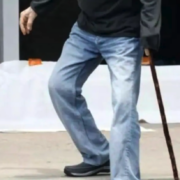 Capture decran le 2025 12 18 a 00.37.06 e1766036473981 Un adieu d&eacute;chirant &agrave; Hollywood : le dernier hommage &agrave; cette star connue du public