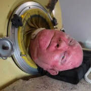 Capture decran le 2025 12 18 a 01.35.27 Paul Alexander, 70 ans dans un poumon d&rsquo;acier : l&rsquo;incroyable le&ccedil;on de vie d&rsquo;un survivant (...)