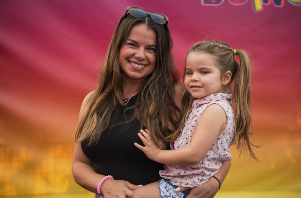 Capture decran le 2025 12 18 a 03.59.34 Mirianne Br&ucirc;l&eacute; d&eacute;voile son Amour aux beaux yeux : premi&egrave;re apparition en publique (15) photos