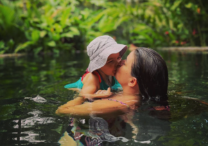 Mirianne Brûlé dévoile son Amour aux beaux yeux : première apparition en publique 11 Mirianne Brûlé dévoile son Amour aux beaux yeux : première apparition en publique Capture decran le 2025 12 18 a 03.59.52 Mirianne Brûlé dévoile son Amour aux beaux yeux : première apparition en publique