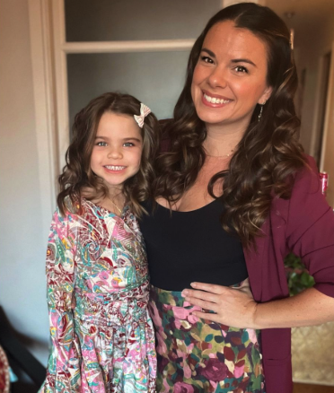 Capture decran le 2025 12 18 a 04.00.37 Mirianne Br&ucirc;l&eacute; d&eacute;voile son Amour aux beaux yeux : premi&egrave;re apparition en publique (15) photos