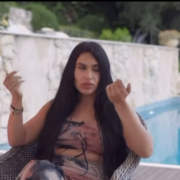 Capture decran le 2025 12 21 a 10.27.04 Cette jeune femme affirme qu&rsquo;un homme doit d&eacute;bourser 15 000 ( 10 000 euros) $ par mois pour elle