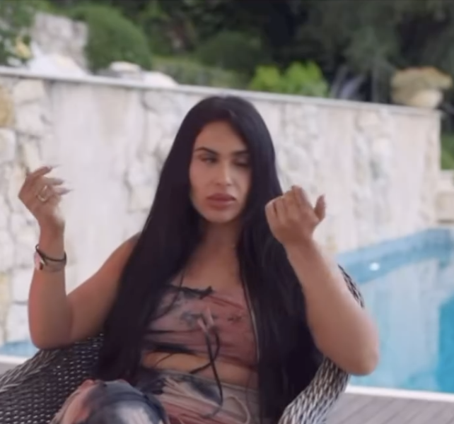 Capture decran le 2025 12 21 a 10.27.04 Cette jeune femme affirme qu&rsquo;un homme doit d&eacute;bourser 15 000 ( 10 000 euros) $ par mois pour elle