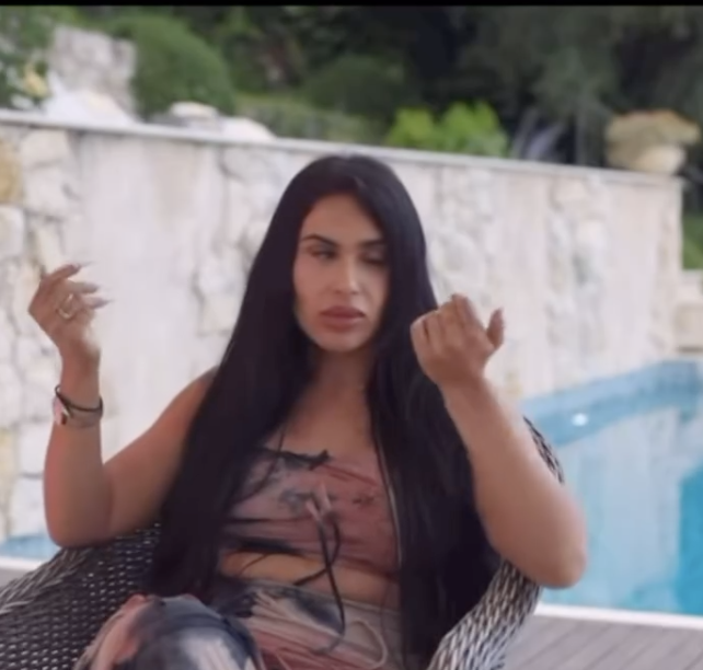 Capture decran le 2025 12 21 a 10.27.04 Cette jeune femme affirme qu&rsquo;un homme doit d&eacute;bourser 15 000 ( 10 000 euros) $ par mois pour elle