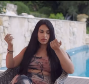 Capture decran le 2025 12 21 a 10.29.25 Cette jeune femme affirme qu&rsquo;un homme doit d&eacute;bourser 15 000 ( 10 000 euros) $ par mois pour elle