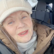 Capture decran le 2025 12 21 a 16.00.14 e1766350885933 France Castel appara&icirc;t rayonnante dans une rare vid&eacute;o depuis ses ennuis de sant&eacute;