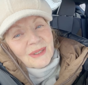 Capture decran le 2025 12 21 a 16.00.14 e1766350885933 France Castel appara&icirc;t rayonnante dans une rare vid&eacute;o depuis ses ennuis de sant&eacute;