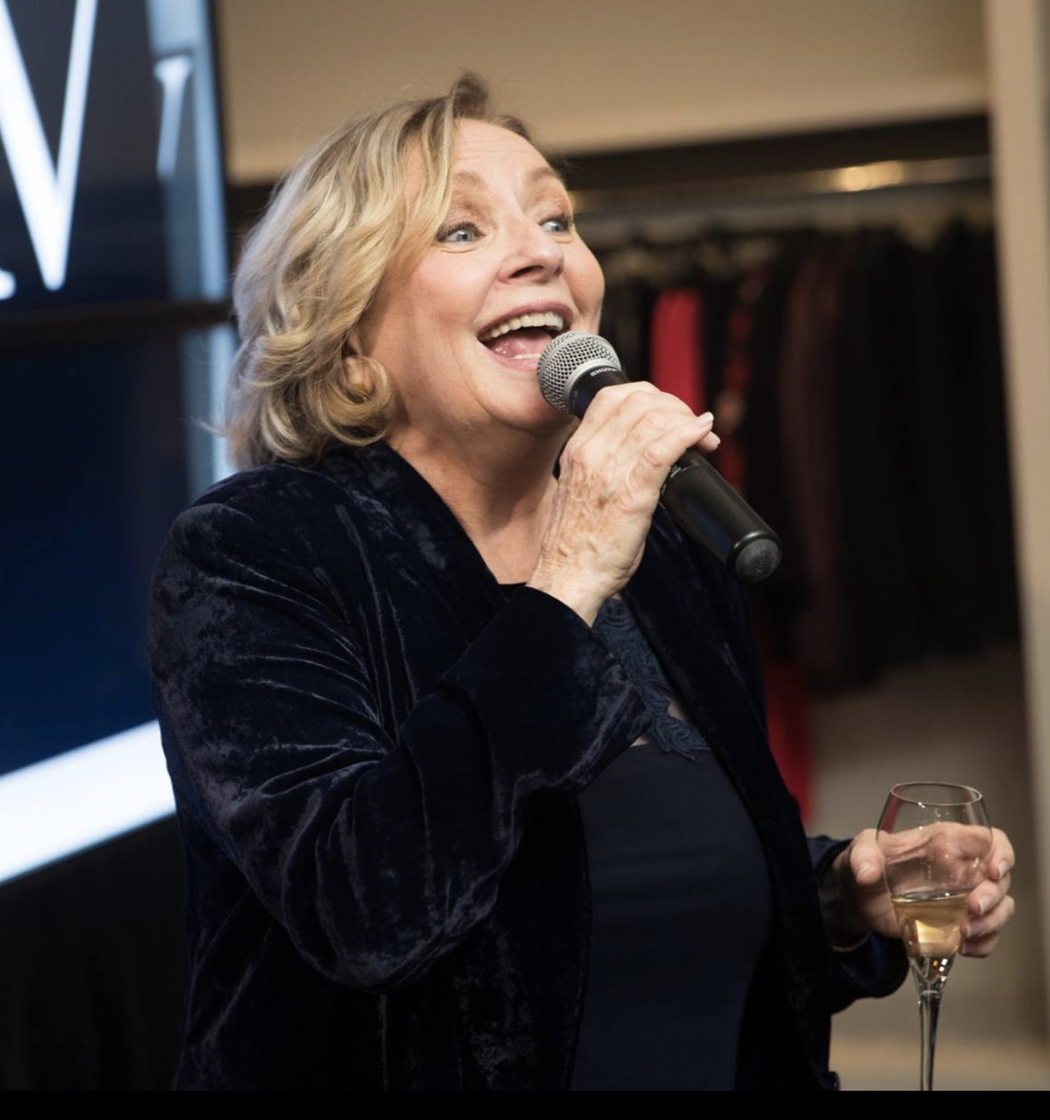 Capture decran le 2025 12 21 a 16.46.26 France Castel appara&icirc;t rayonnante dans une rare vid&eacute;o depuis ses ennuis de sant&eacute;