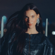 Capture decran le 2025 12 22 a 09.41.53 Charlotte Cardin : sa robe fait sensation sur le tapis rouge de Cannes