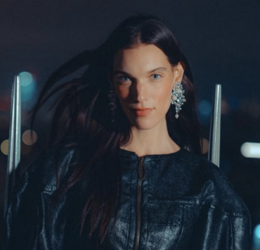 Capture decran le 2025 12 22 a 09.41.53 Charlotte Cardin : sa robe fait sensation sur le tapis rouge de Cannes