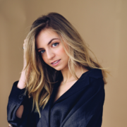 Capture decran le 2025 12 24 a 11.11.48 La star de STAT, Ludivine Reding, montre son look de party de No&euml;l