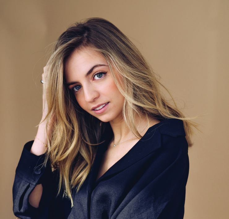 Capture decran le 2025 12 24 a 11.11.48 La star de STAT, Ludivine Reding, montre son look de party de No&euml;l