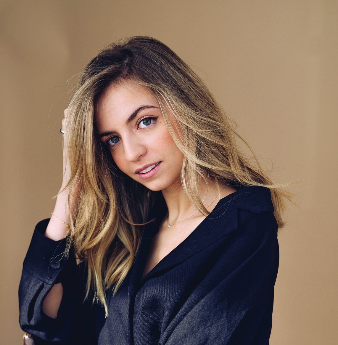 Capture decran le 2025 12 24 a 11.11.48 La star de STAT, Ludivine Reding, montre son look de party de No&euml;l