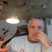 Capture decran 20 12 2025 05118 www.conneriesqc.com Temp&ecirc;te M&eacute;diatique : Michel Courtemanche Clarifie Enfin son R&ocirc;le aux C&ocirc;t&eacute;s de Guillaume Lemay-Thivierge !