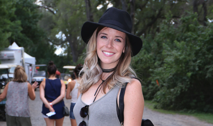 Capture décran le 2025 12 19 à 22.44.05 e1766202470687 Sabrina Cournoyer : Son Nouveau Look de Cheveux Va Vous &Eacute;blouir pour les F&ecirc;tes!